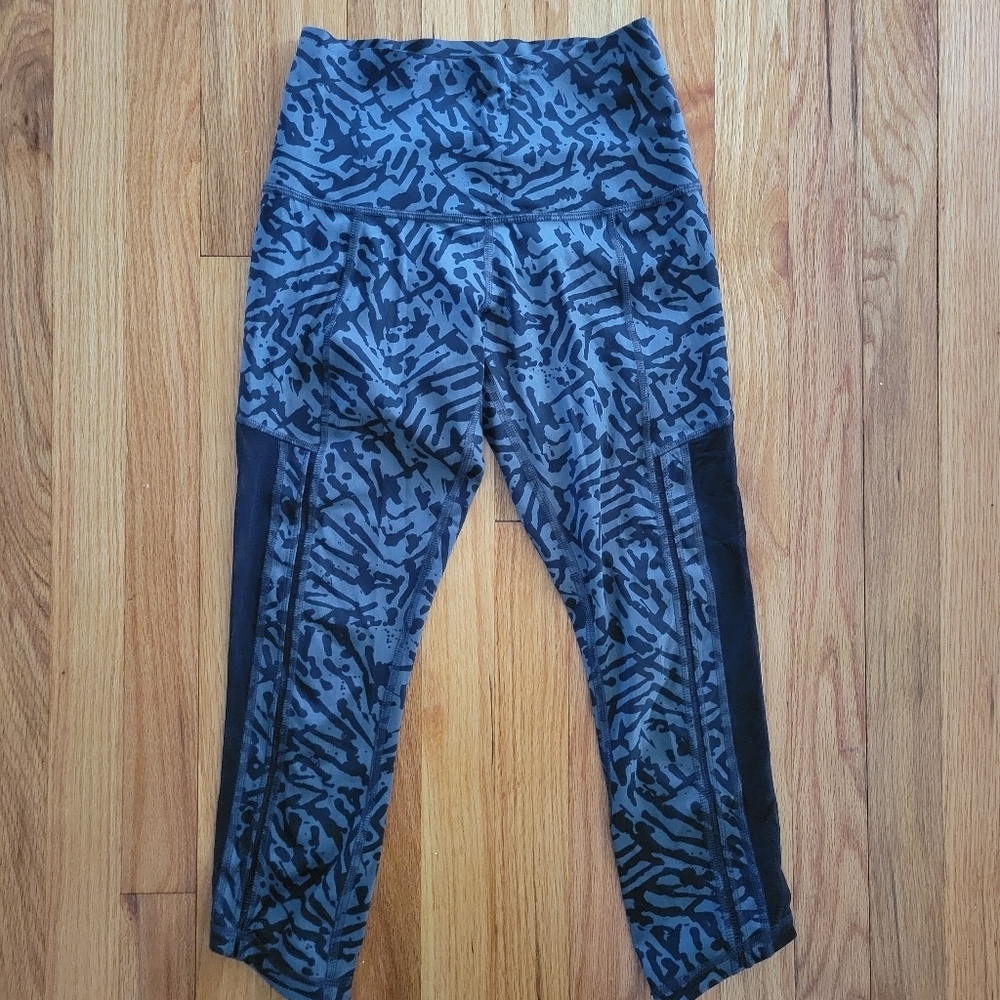 Lululemon Capris Women’s Sz 6 Graphic Art Mesh Panels